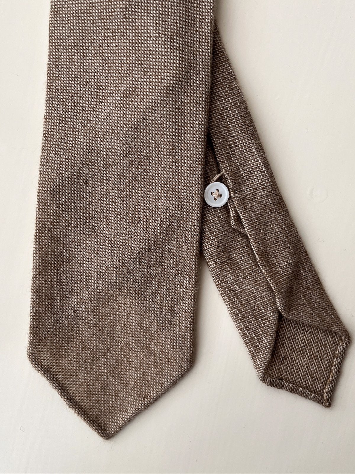 Handgemaakte cashmere das Viola Milano. 7-fold. Nieuw., Ophalen of Verzenden, Nieuw, Bruin, Effen
