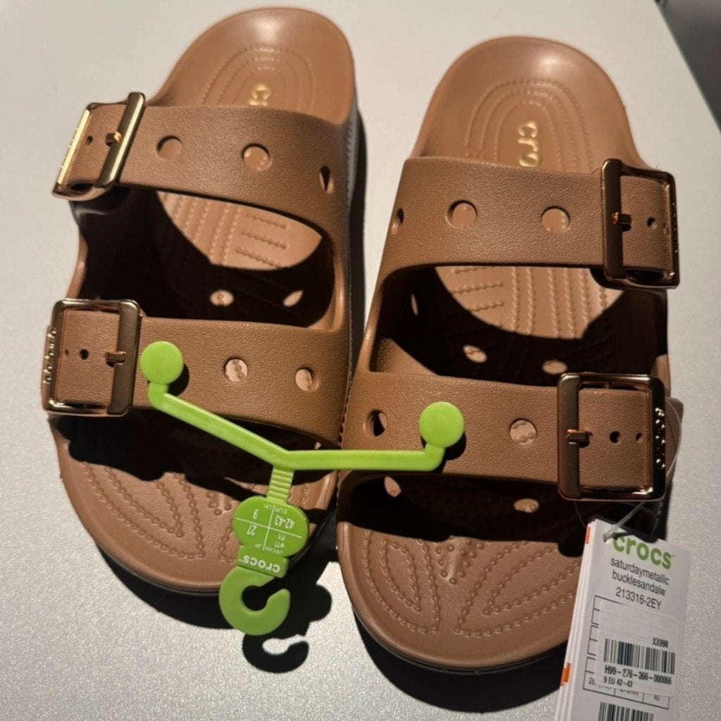 Crocs Metallic Buckle Saturday Sandal, Slippers, Bruin, Nieuw, Ophalen of Verzenden