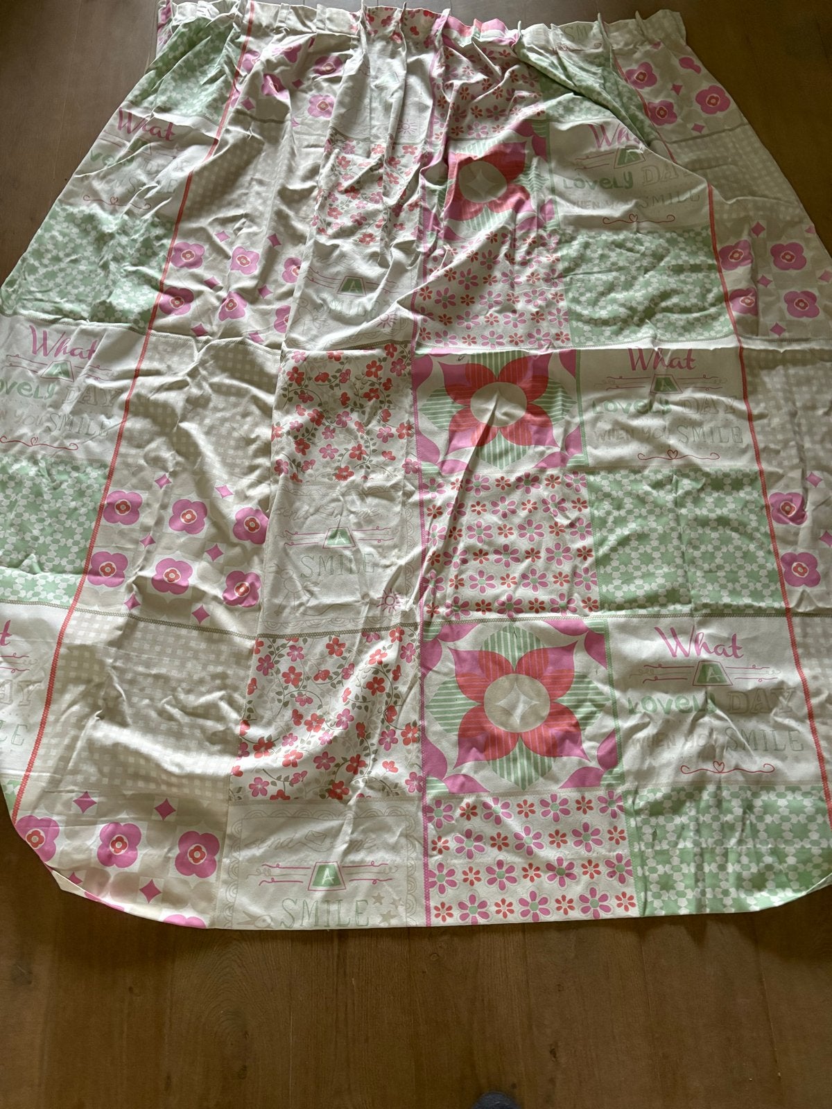 Vrolijk Gordijn met Bloemenpatroon - 130cm Breed, Ophalen, Met haken, Gebruikt, Gordijn