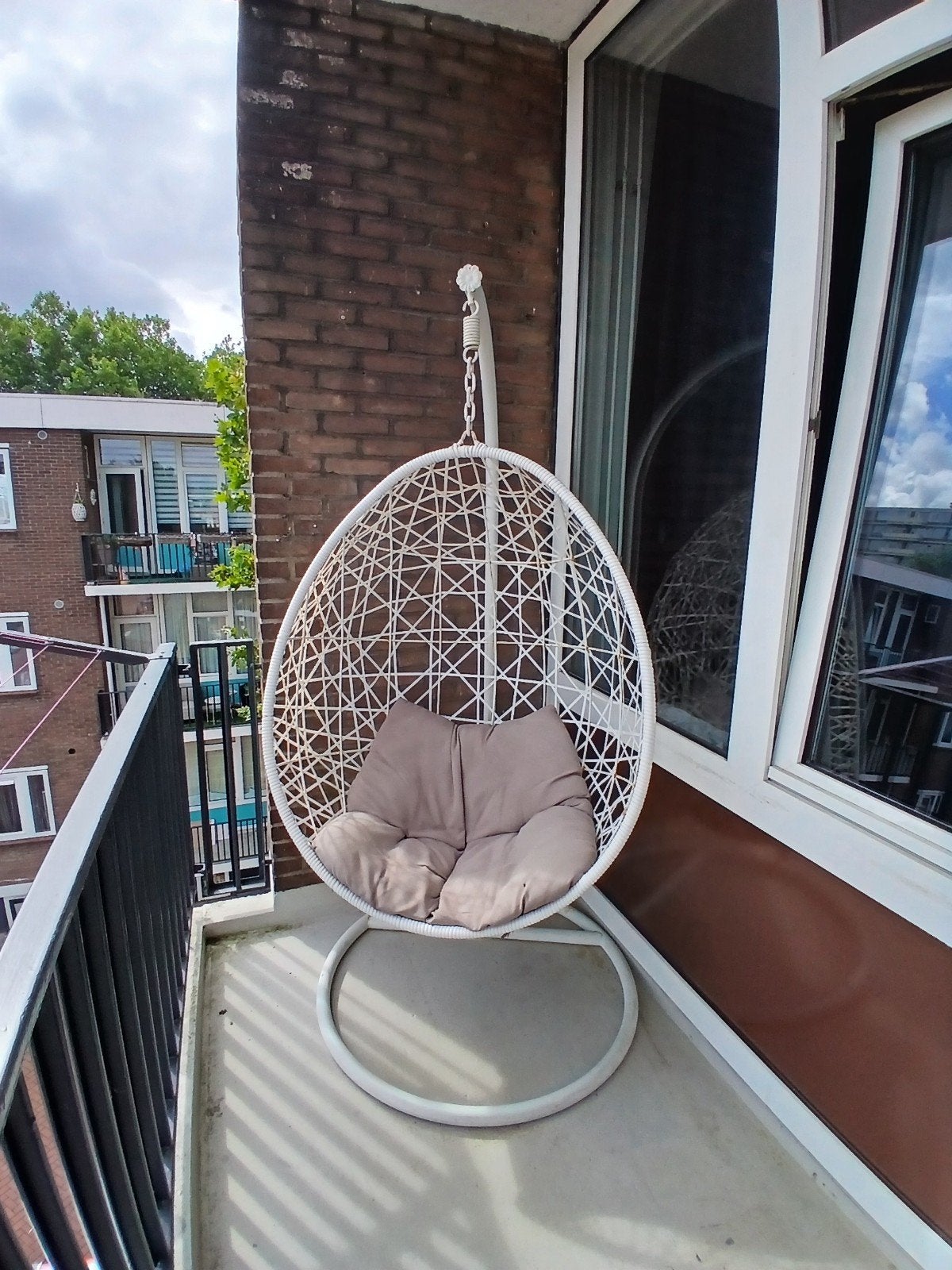 Witte hangstoel met standaard en kussen, Ophalen, Gebruikt