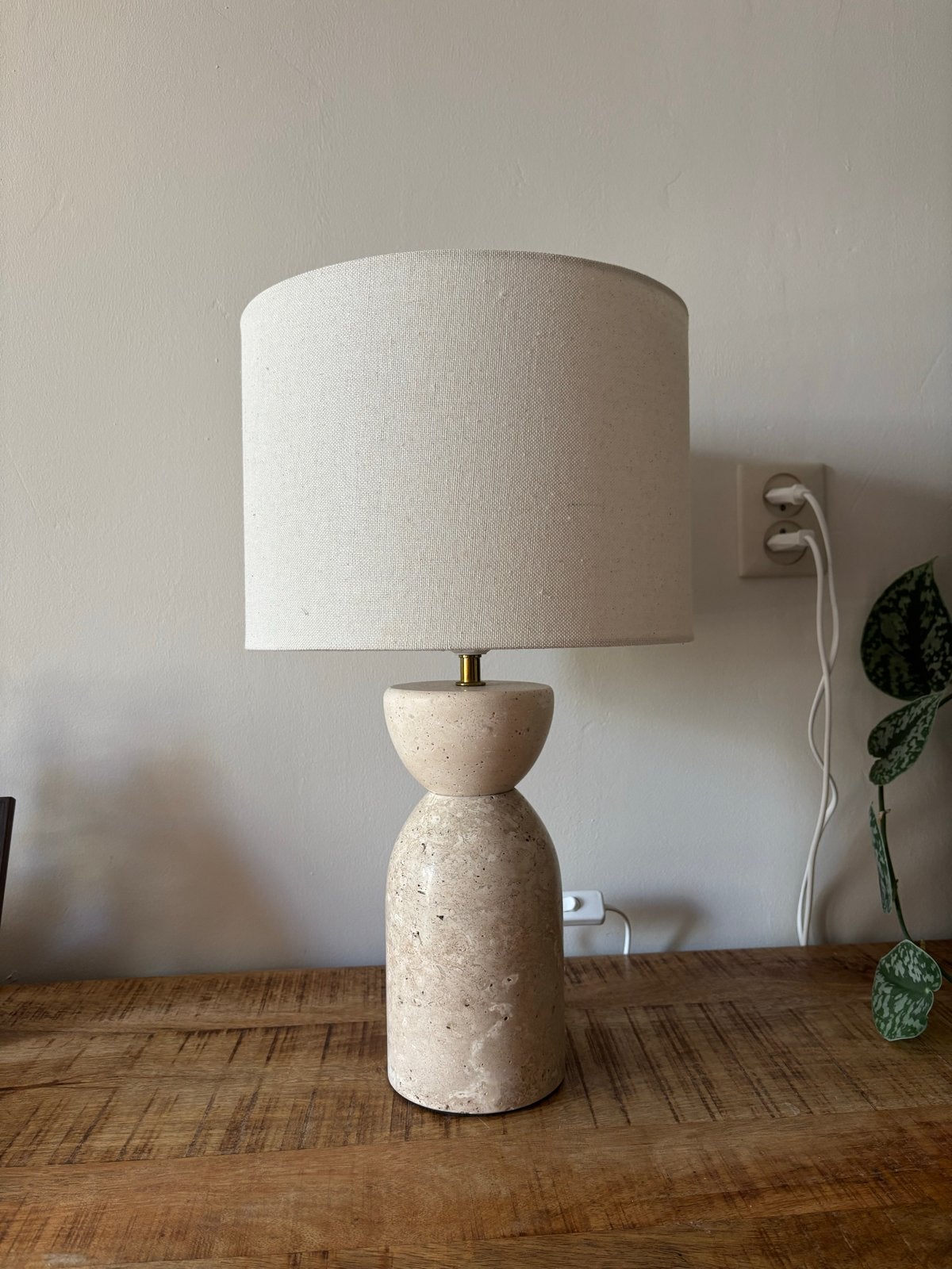 Travertin tafellamp met witte lampenkap, Gebruikt, E27 (groot), Met kap, Schemerlamp