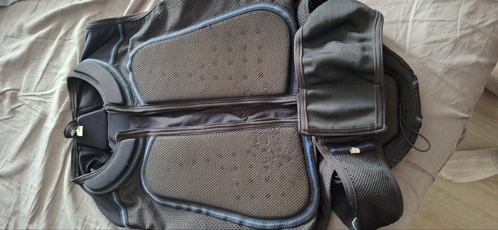 2x bodyprotector, Ophalen, Bovenkleding