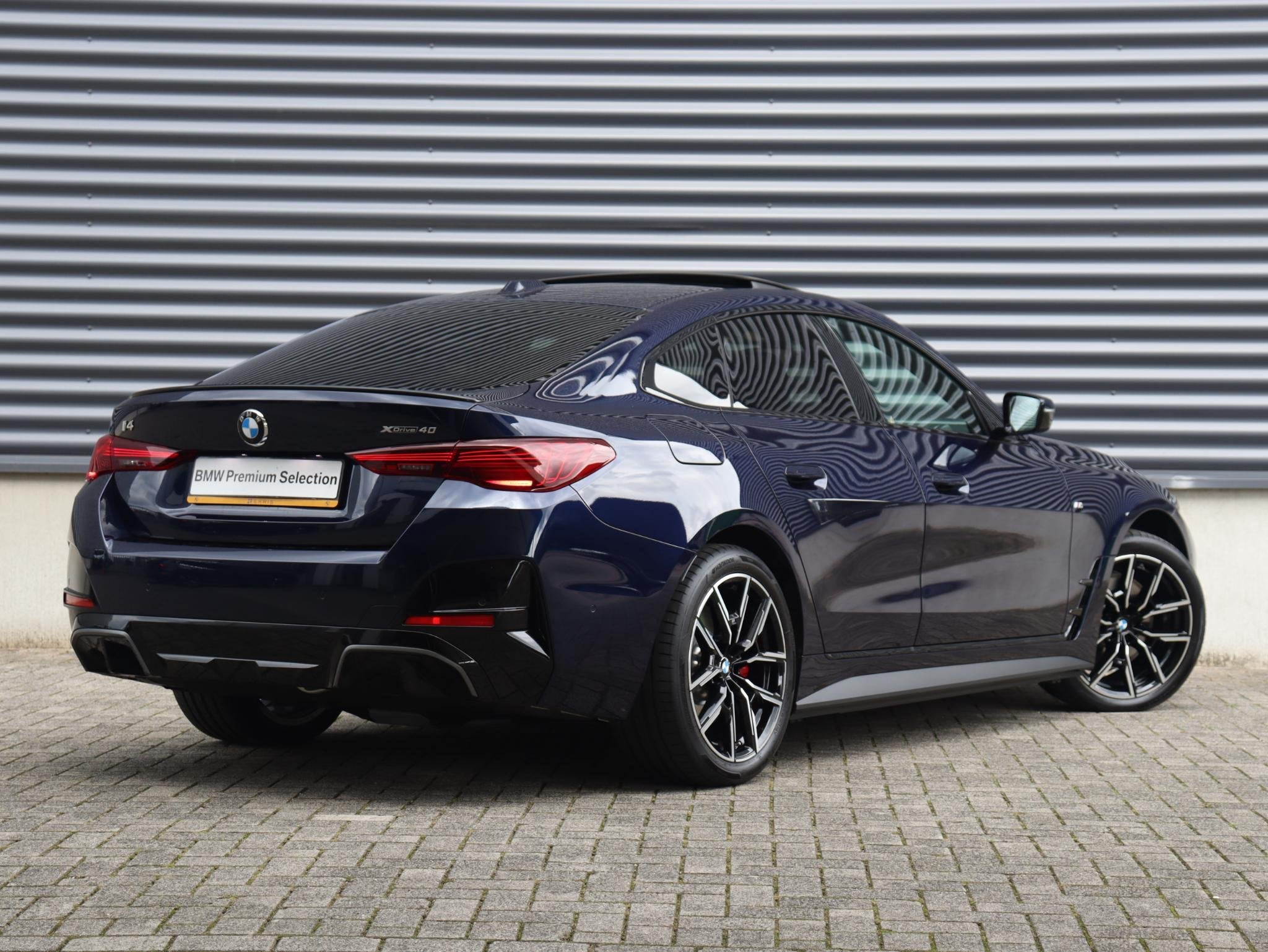 BMW i4 xDrive40 | M Sportpakket Pro | Panodak | Trekhaak | E, 510 min, 547 km, Met garantie (alle), Blauw