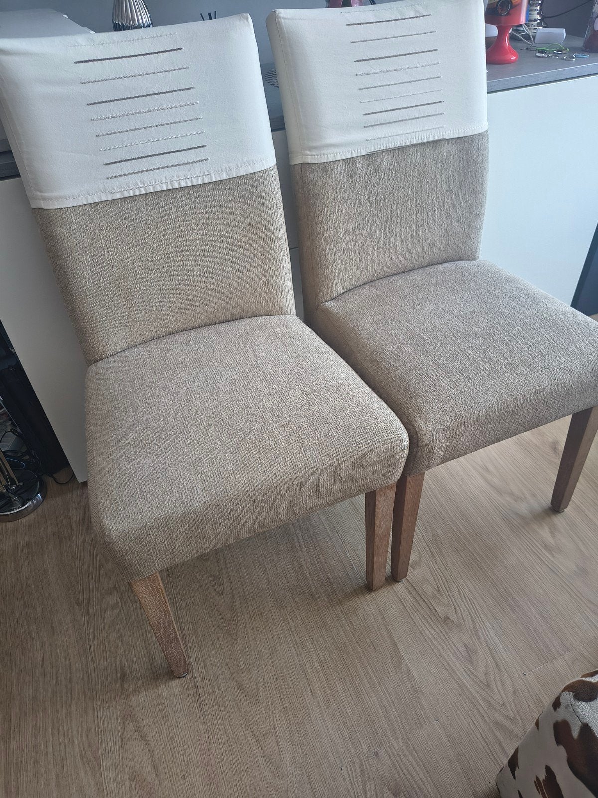 Set van 2 beige eetkamerstoelen met hoezen, Ophalen, Hout, Gebruikt, Twee