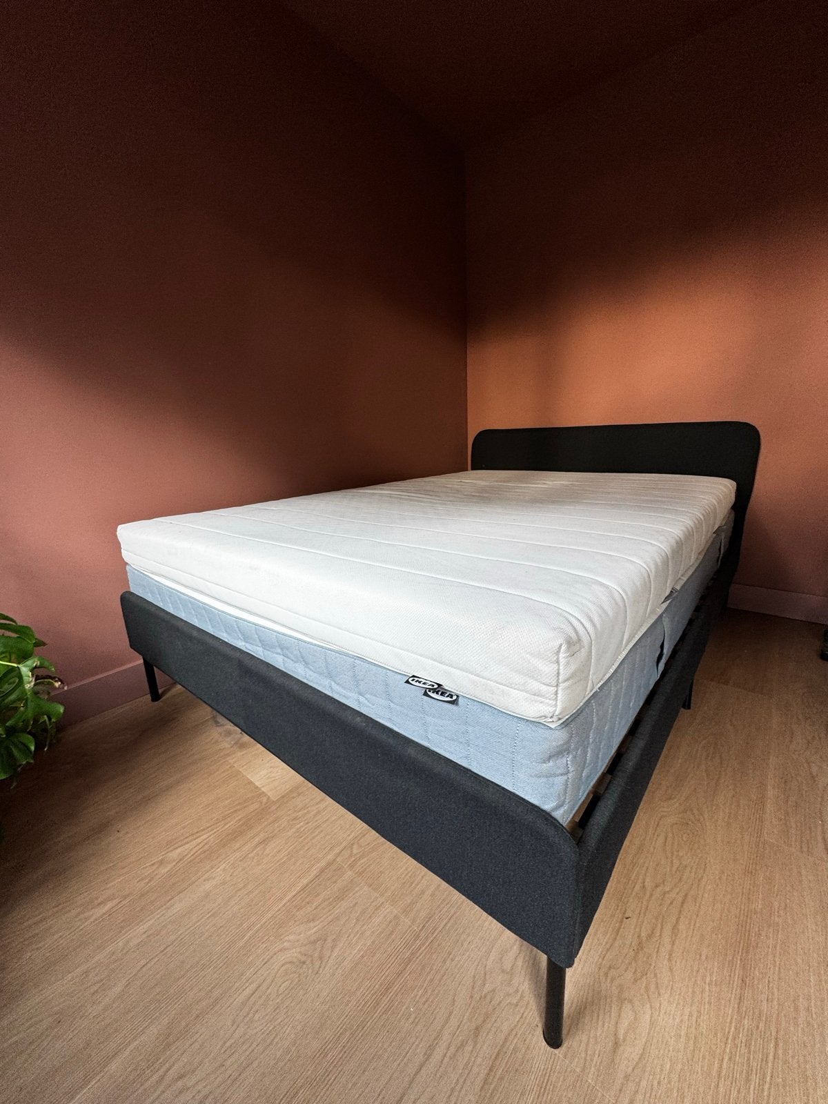 IKEA SLATTUM gestoffeerd bed 140x200 cm met matras en topper, Ophalen, Tweepersoons, 140 cm, Zo goed als nieuw