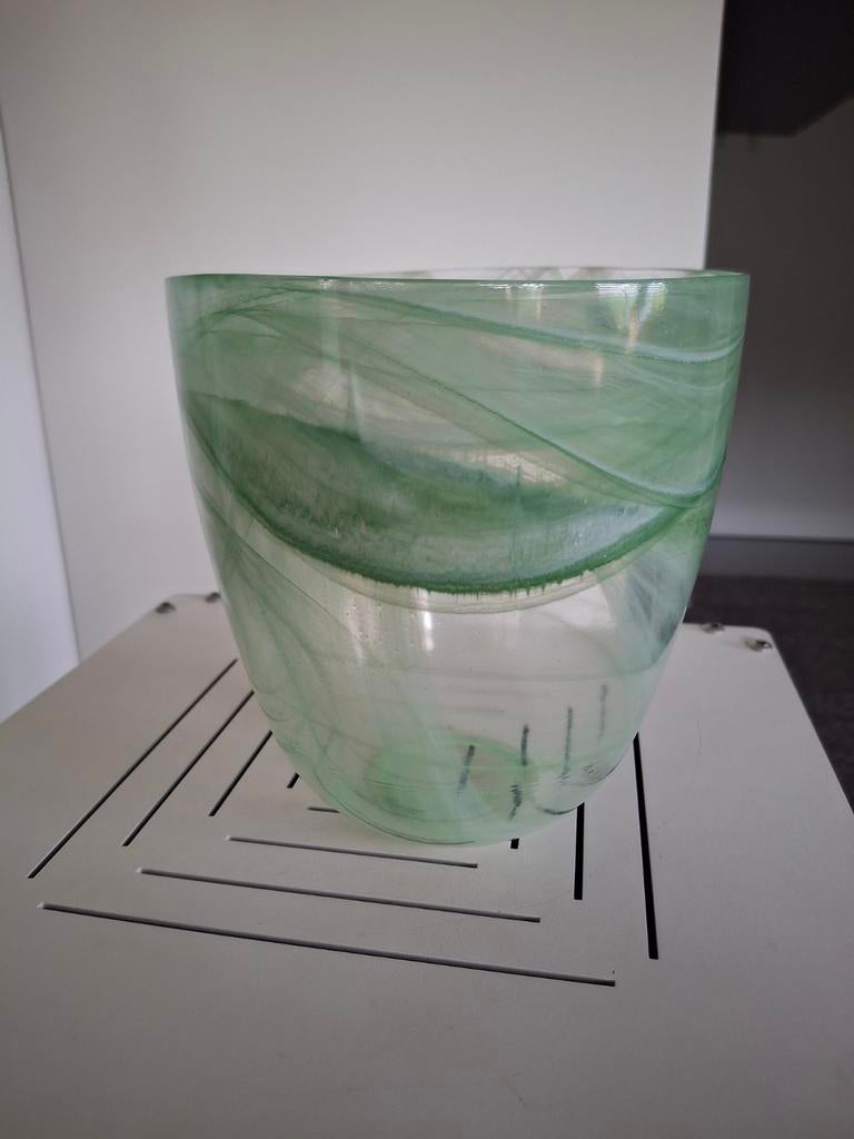 Handgemaakte glazen vaas met groene swirl, 17x16 cm, Ophalen of Verzenden