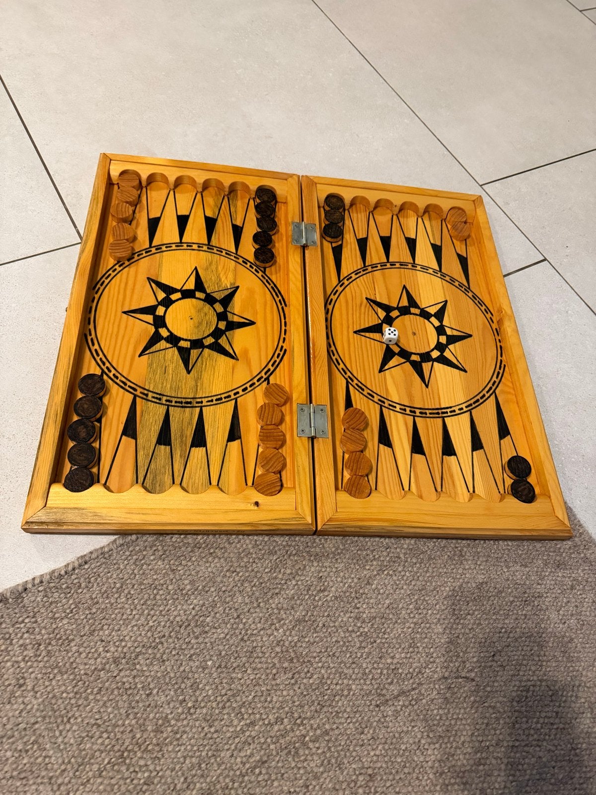 Houten Backgammon en Schaakspel - AZC Drachten 2005, Een of twee spelers, Ophalen of Verzenden, Gebruikt, Reisspel