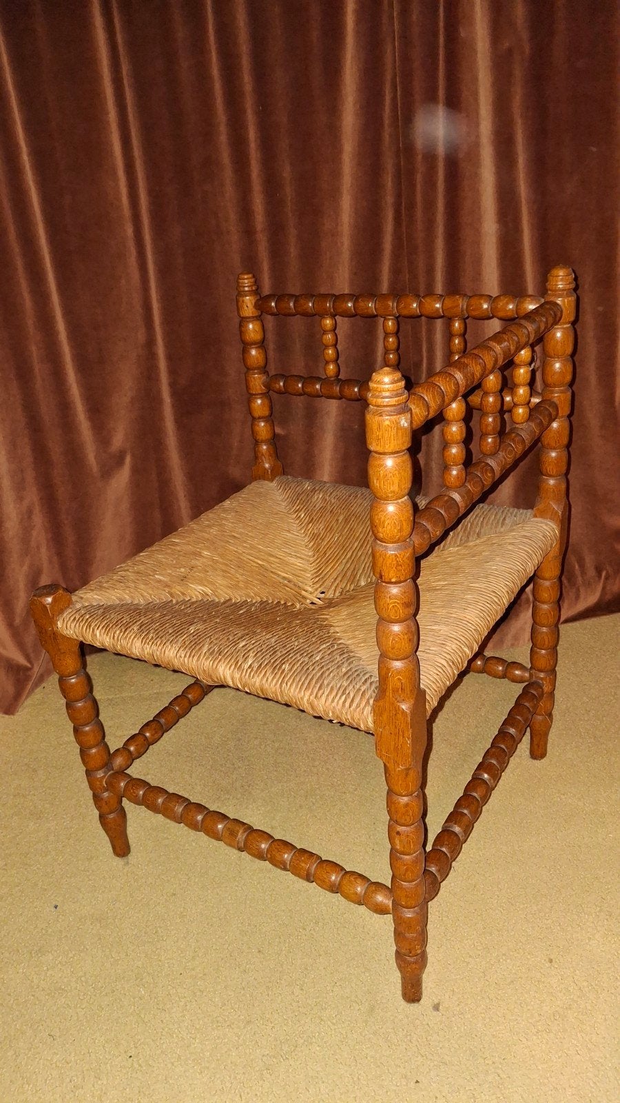 Vintage houten draaiwerk stoeltje met biezen zitting, Ophalen