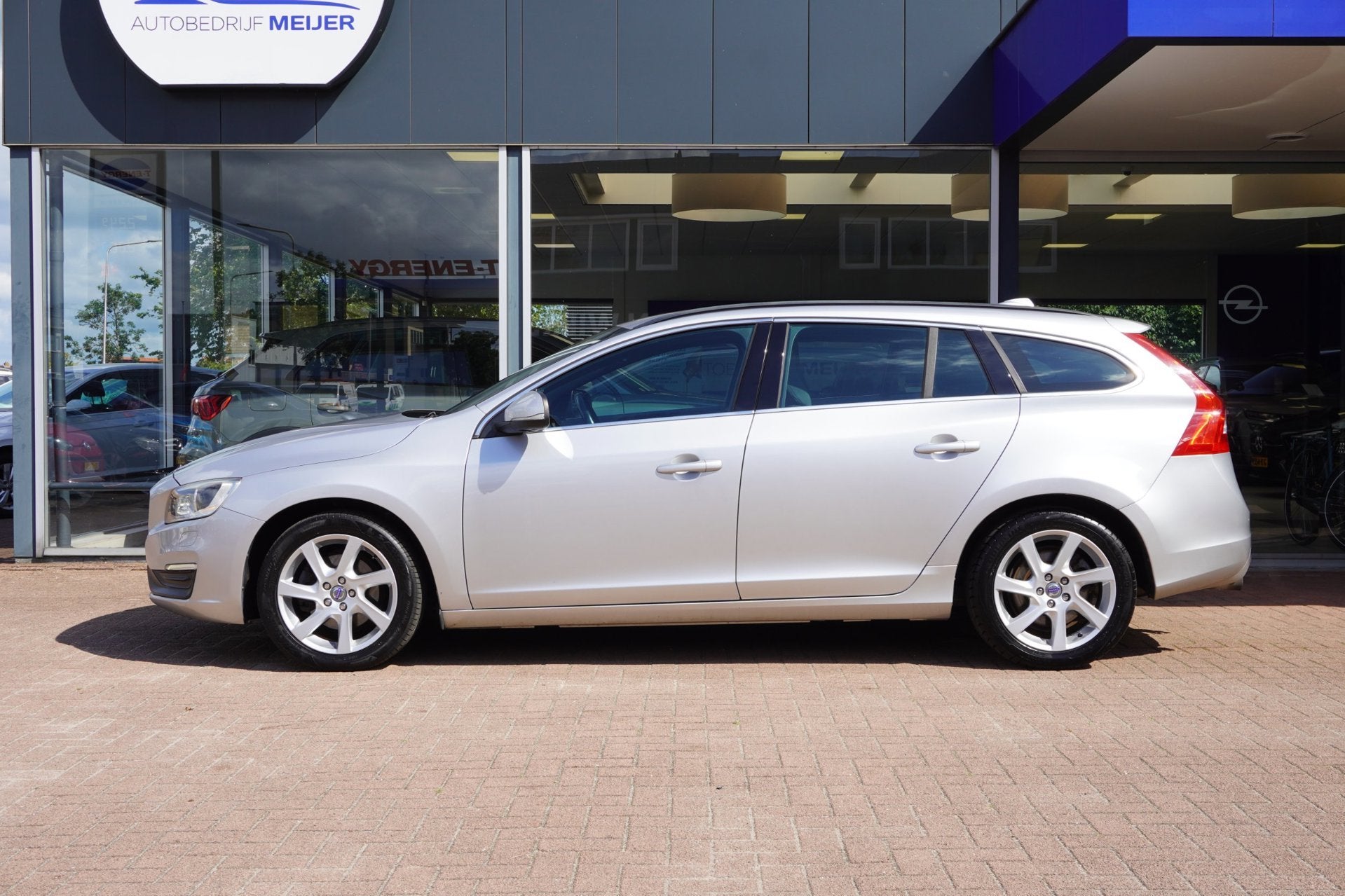 Volvo V60 1.6 T3 Momentum Automaat | Airco | Navigatie | Ele, Stof, Gebruikt, Zwart, 4 cilinders