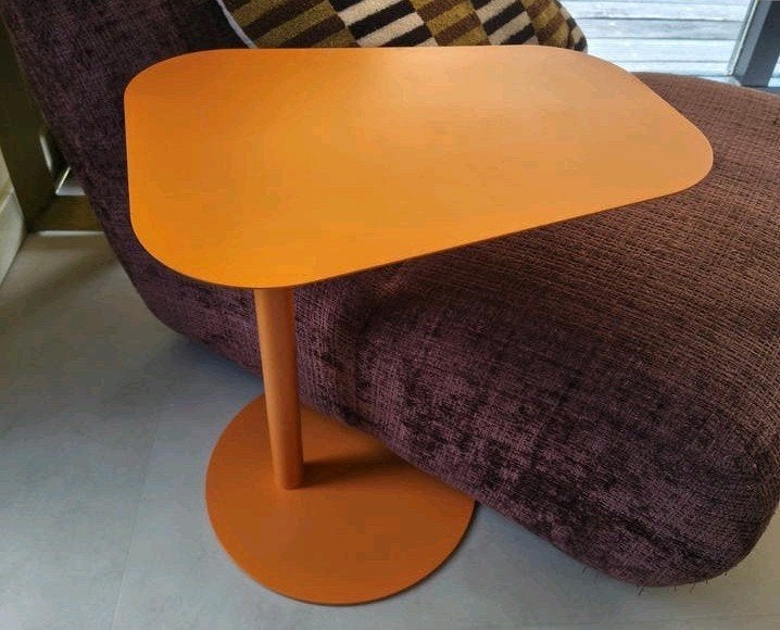 Feloranje bijzettafel / laptoptafel 50cm - Zo goed als nieuw, Huis en Inrichting, Tafels | Bijzettafels, Metaal of Aluminium, Zo goed als nieuw