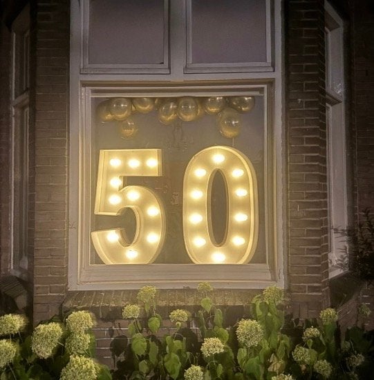 Grote en kleine '50' cijfers verlichting te huur feest, Ophalen of Verzenden, Gebruikt, Versiering, Verjaardag