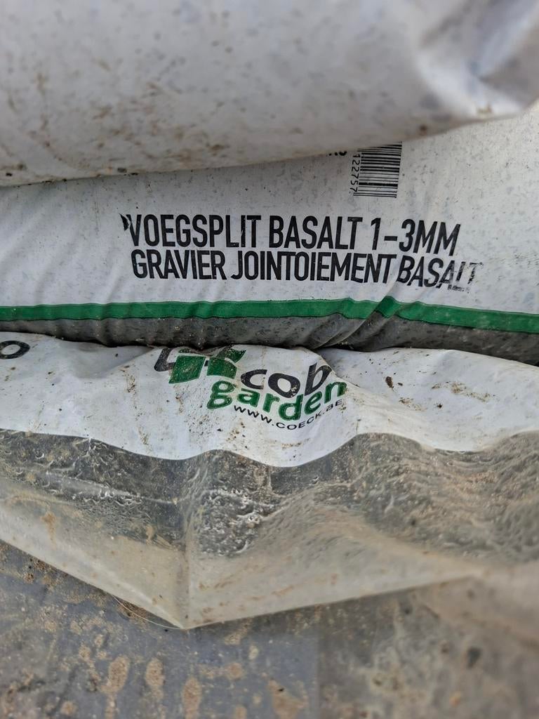 Twaalf zakken voegsplit Basalt 1-3mm en 2-4mm, Ophalen, Nieuw, Split, Basalt