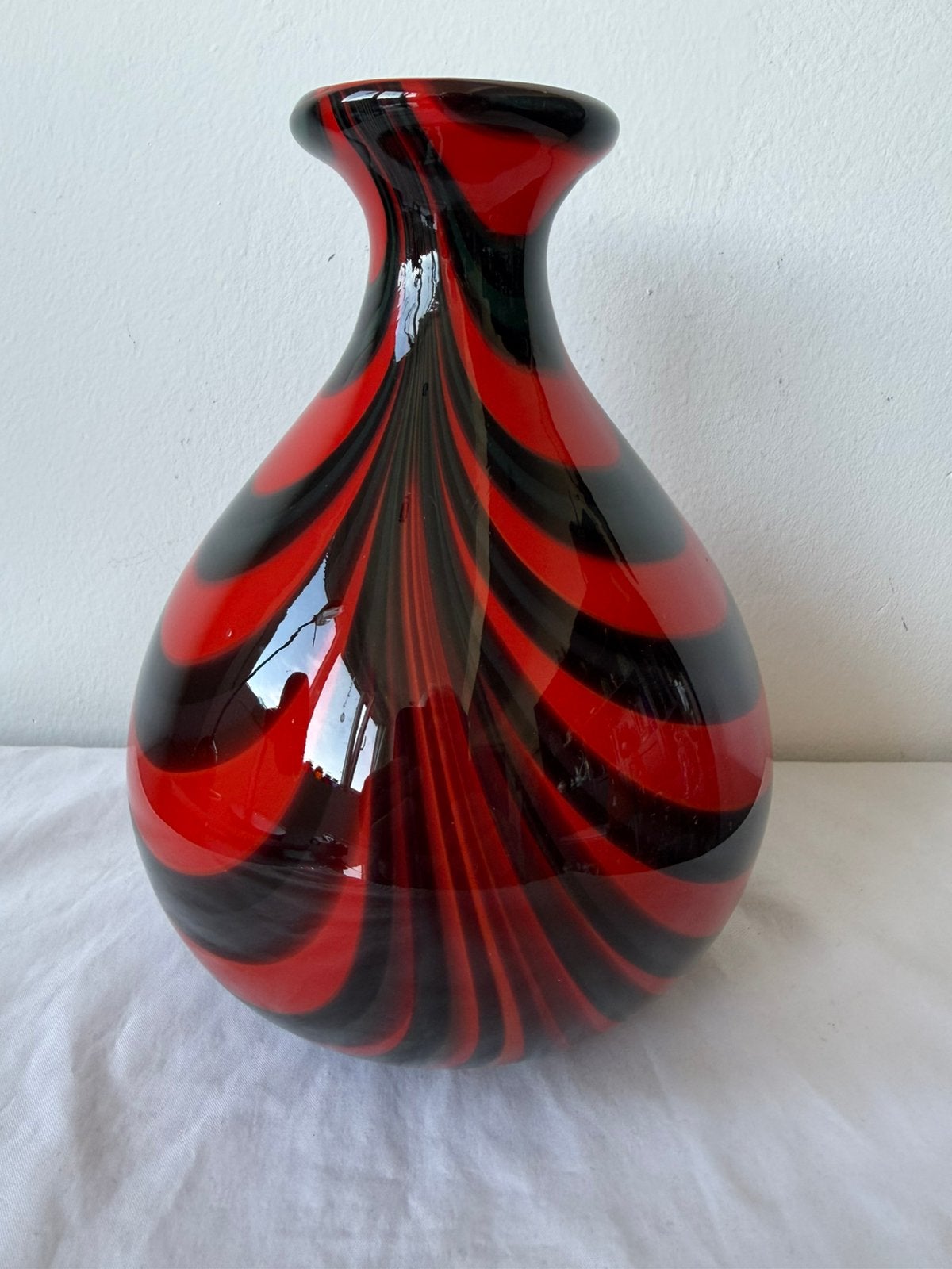 Murano vaas Carlo Moretti rood zwart, Huis en Inrichting, Woonaccessoires | Vazen, Ophalen of Verzenden, Zo goed als nieuw, Rood