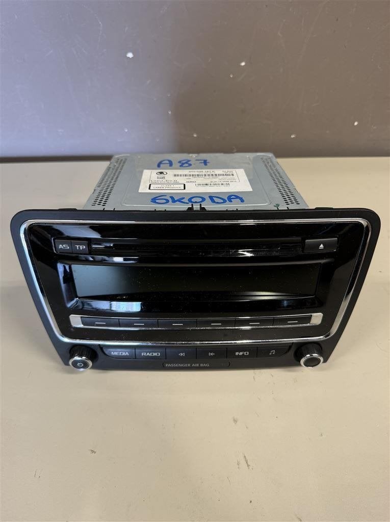 Skoda Superb autoradio - cd speler 3T 2015 OEM 3T0035161K, Ophalen of Verzenden, Zo goed als nieuw
