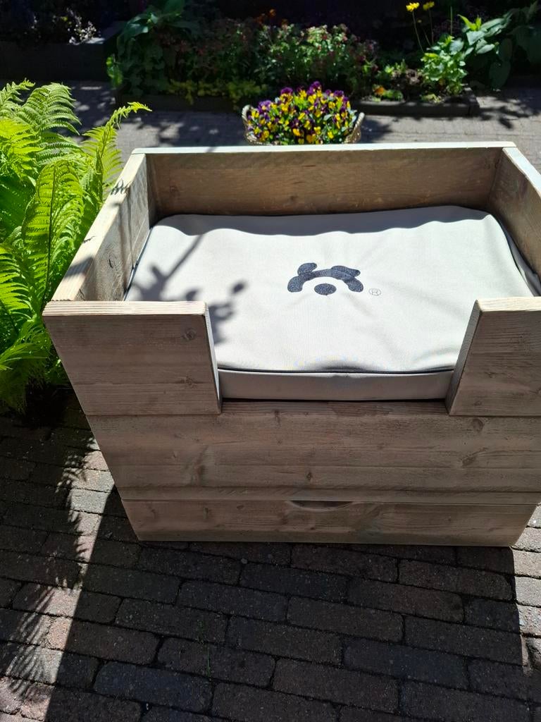 Te koop stijgerhouten hondenmand of bak., Ophalen