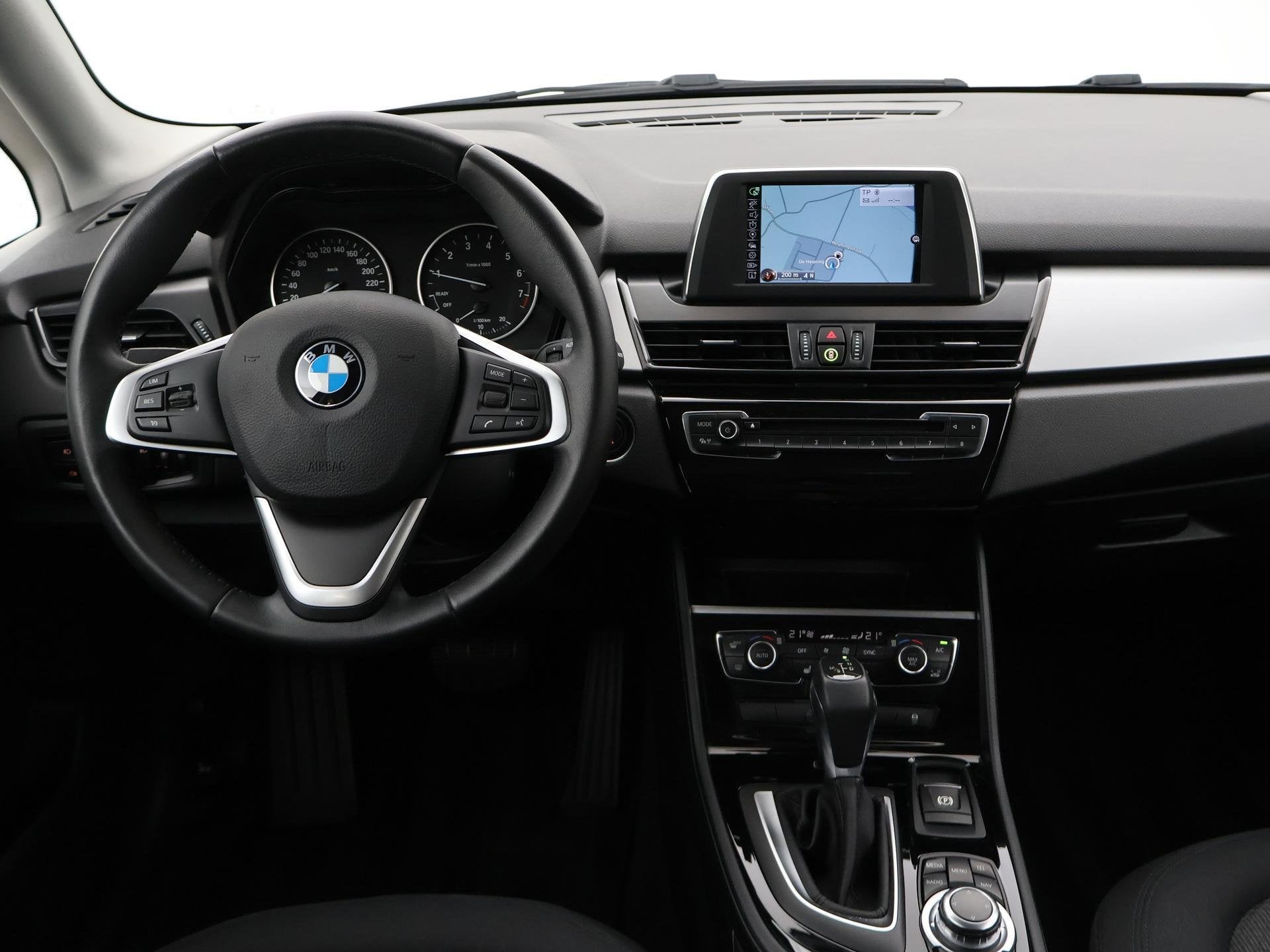 BMW 2-serie Active Tourer 218i 136 PK AUT. + NAVIGATIE / STO, Auto's, Gebruikt, Euro 6, Automatische klimaatregeling, Bedrijf