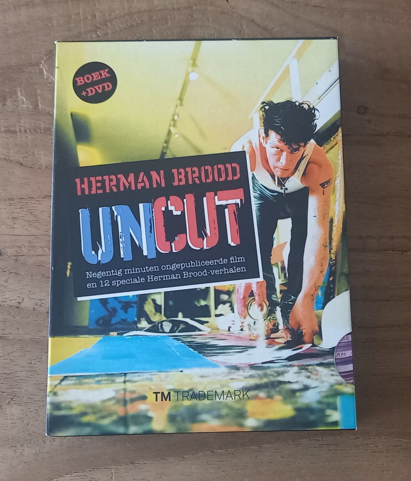 Herman Brood UNCUT ( Boek + DVD ) in NIEUWSTAAT, Alle leeftijden, Ophalen of Verzenden, Zo goed als nieuw