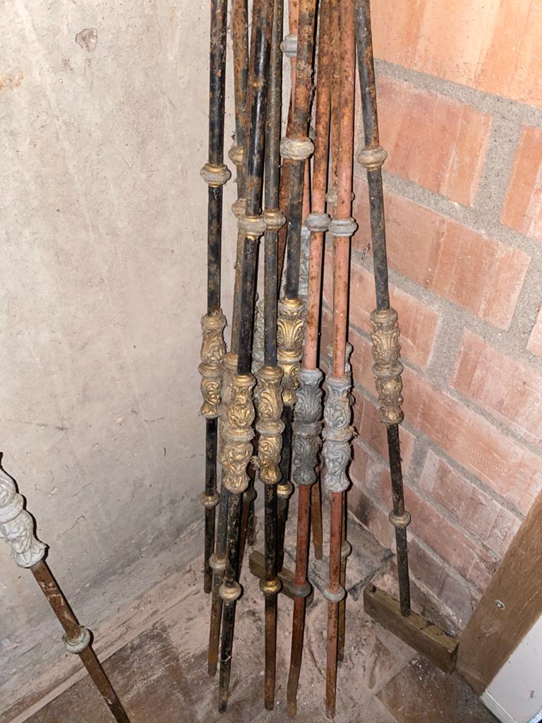 Antieke smeedijzeren balusters voor trap of hekwerk, Ophalen
