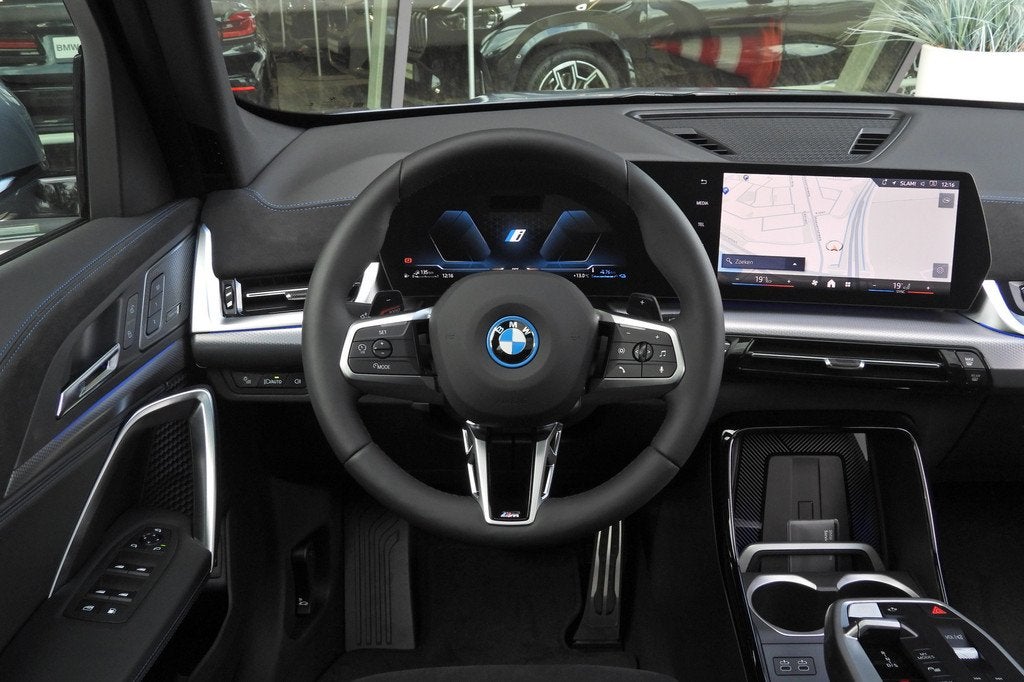 BMW X1 xDrive25e M Sport Automaat / Panoramadak / Trekhaak /, Auto's, BMW, Zwart, Metallic lak, Bedrijf, Hybride Elektrisch/Benzine