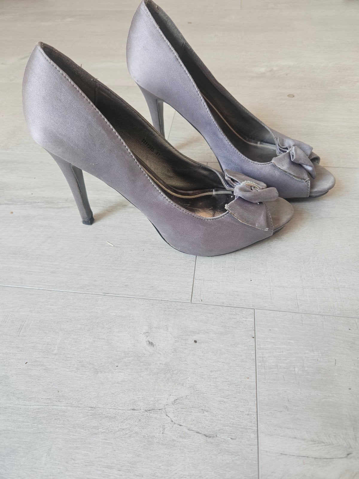 Grijze open-teen pumps met strik en strass, Ophalen of Verzenden