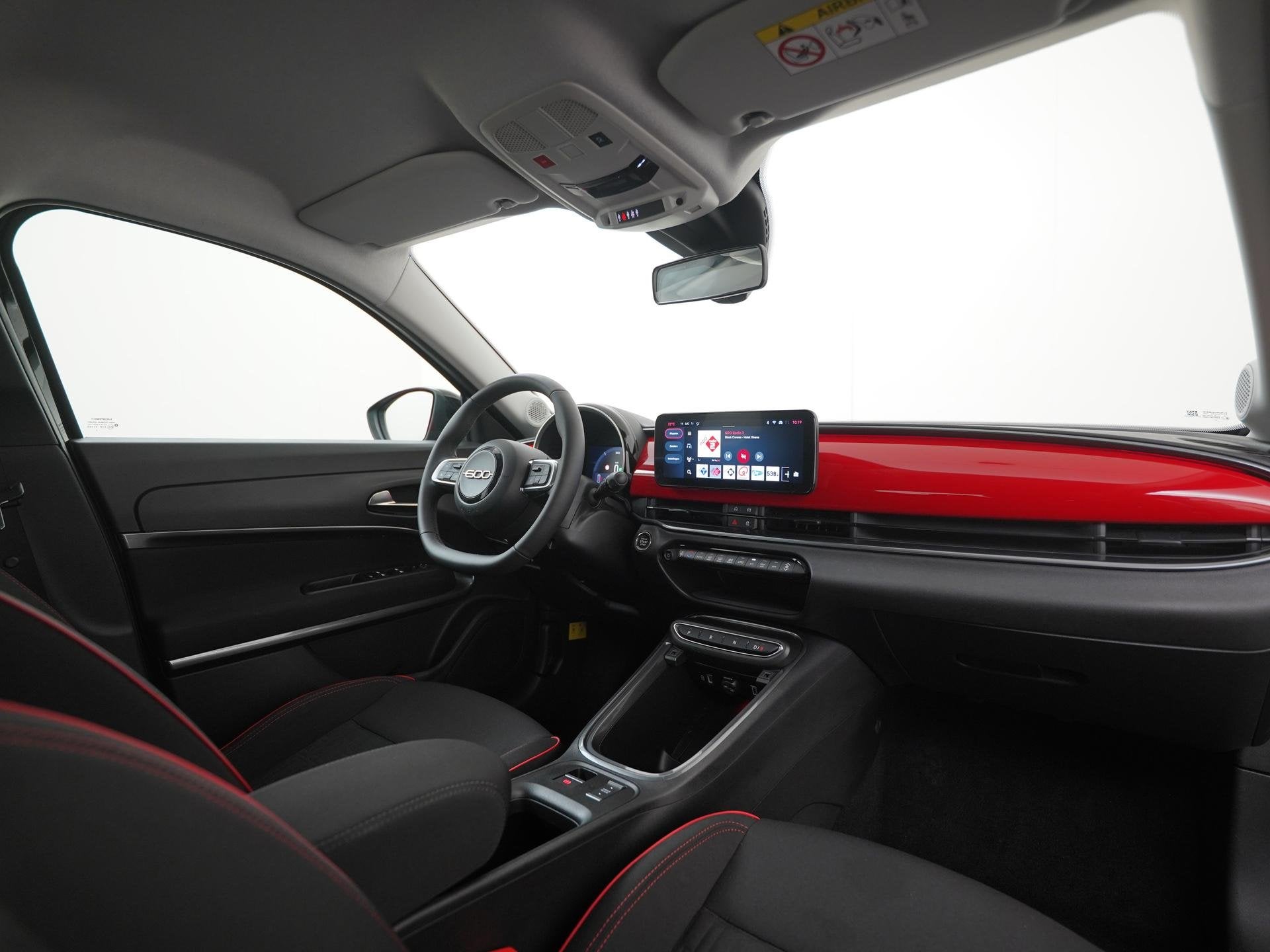 Fiat 600e RED 54 kWh | SOH 96% | Apple Carplay | Parkeersens, Auto's, 12 maanden, Stof, Gebruikt, 156 pk