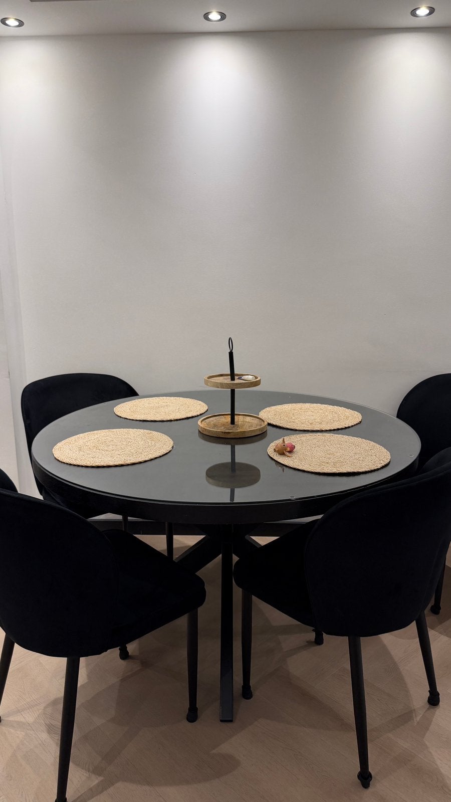 Ronde zwarte eettafel met glazen blad + 4 zwarte stoelen, Huis en Inrichting, Ophalen, 100 tot 150 cm, Rond, Zo goed als nieuw