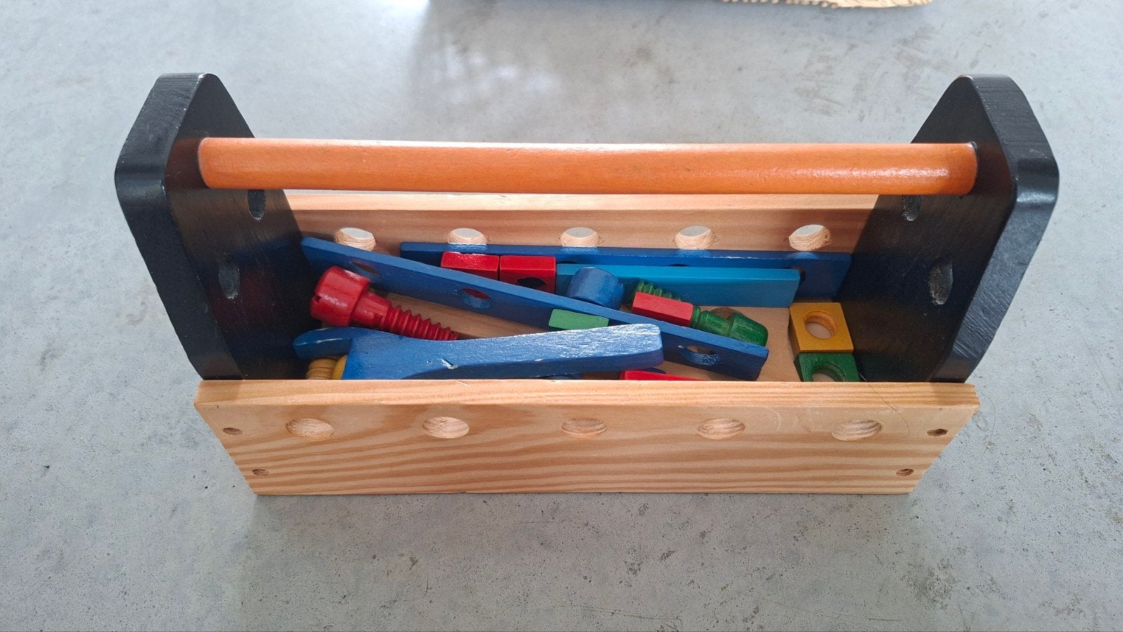 Houten gereedschapskist met speelgoedgereedschap, Ophalen