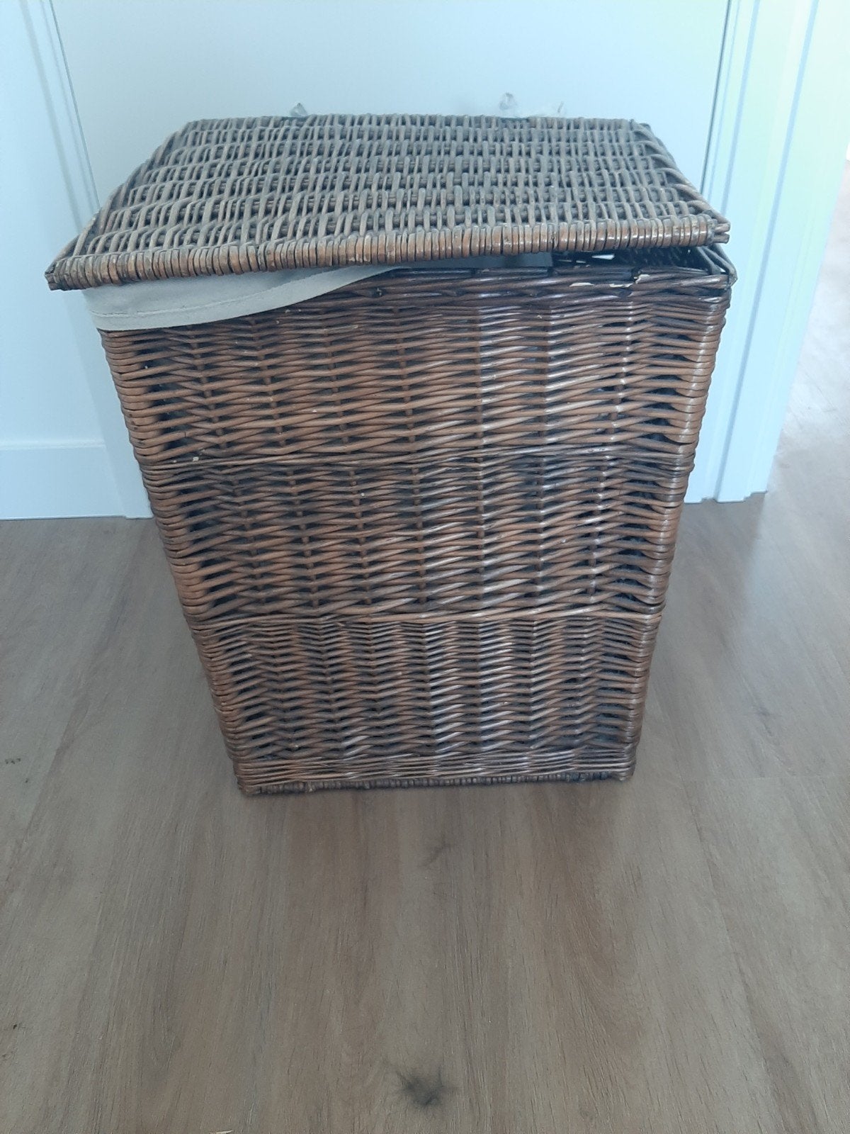 Rotan wasmand met deksel - 55x44x41 cm, Ophalen, Zo goed als nieuw