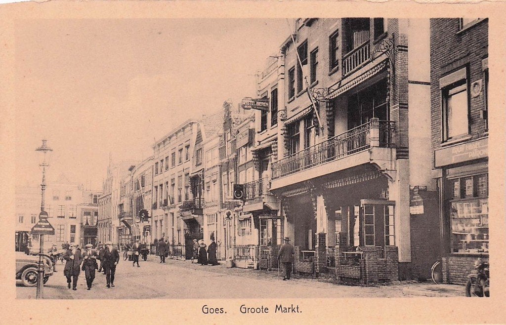 Goes - Groote Markt met winkels en veel mensen 1935?, Ophalen of Verzenden, 1920 tot 1940, Ongelopen, Zeeland