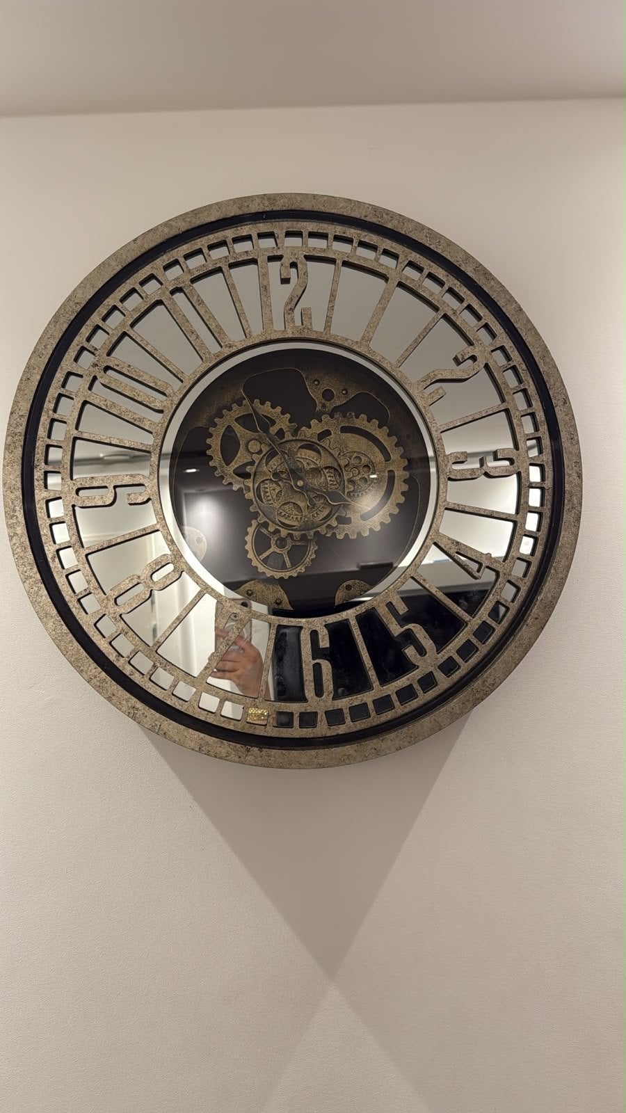 Grote spiegel wandklok met draaiende tandwielen, Wandklok, Zichtbaar uurwerk, Analoog, Ophalen of Verzenden