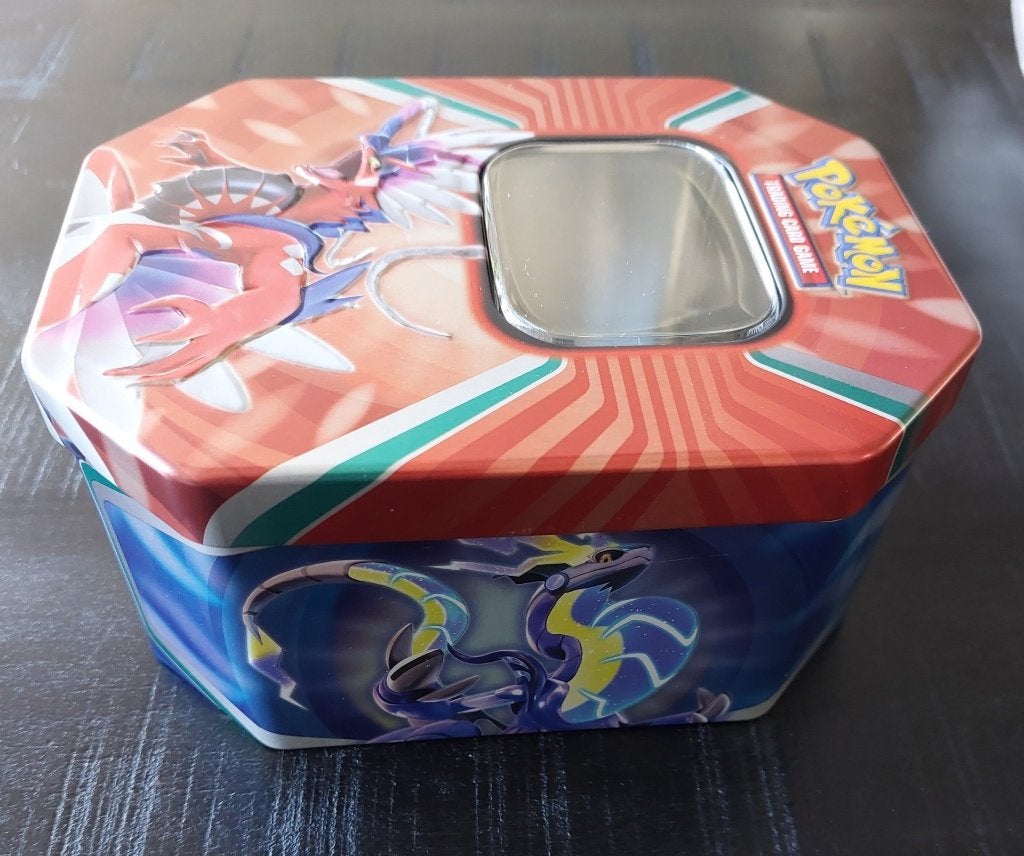 Pokémon Tin Koraidon / Miraidon – Lege Verzamelbox, Hobby en Vrije tijd, Verzamelkaartspellen | Pokémon, Ophalen of Verzenden