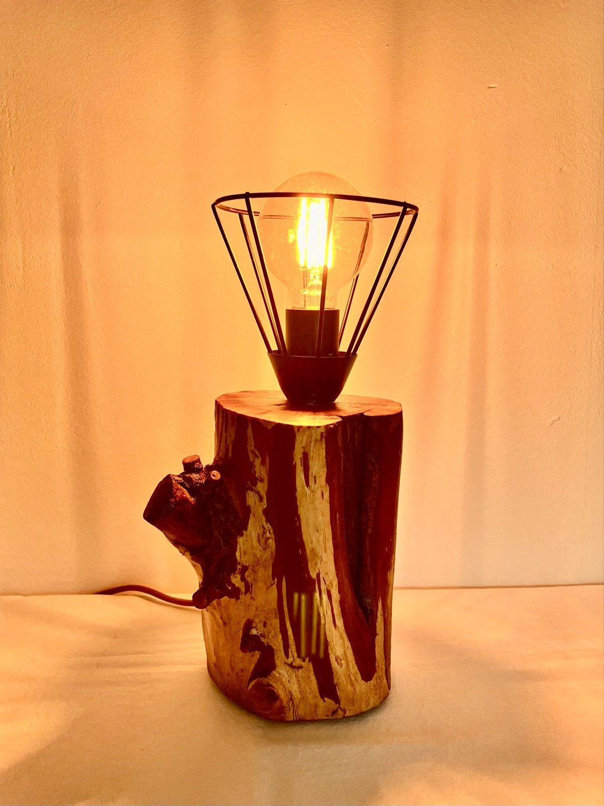 Unieke sfeerlamp van houtblok met ijzeren frame, 35 cm hoog, Overige merken, Dimbaar, Nieuw, 35 cm