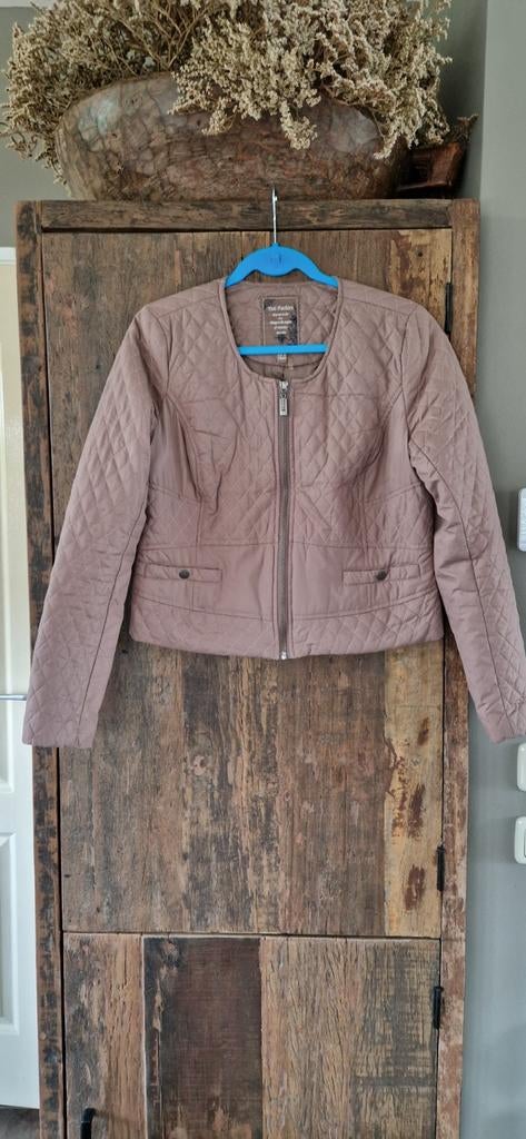 Leuk bruin jasje

Yest fashion, Ophalen of Verzenden, Zo goed als nieuw, Maat 42/44 (L), Bruin