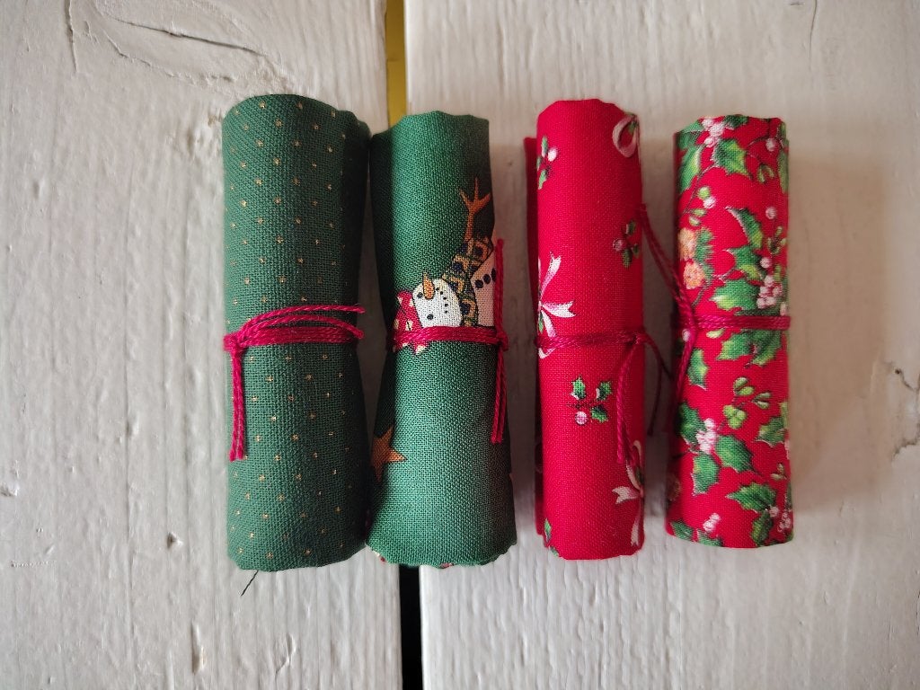 Kleine rolletjes quiltstof/kerststof - sneeuwman, stipje, Hobby en Vrije tijd, Meerkleurig, Nieuw, Ophalen of Verzenden, 30 tot 120 cm