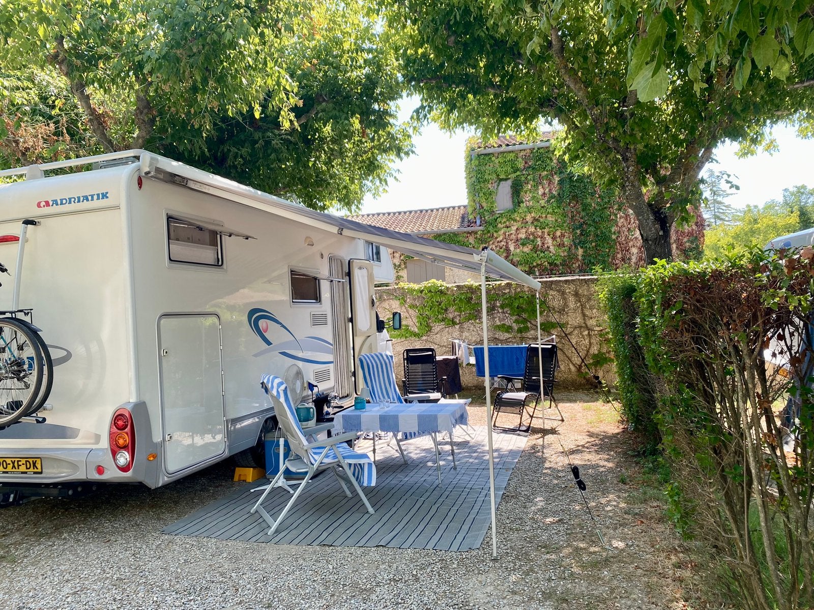 Adria Isola 697 SL – Ruime en complete alkoofcamper!, Caravans en Kamperen, Verwarmde buitenspiegels, Alkoof, Ringverwarming, Brandblusser