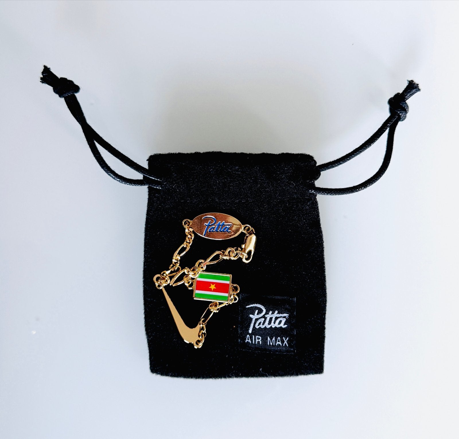 Patta x Nike Air Max Gouden Armband Suriname Vlag, Sieraden, Tassen en Uiterlijk, Ophalen, Nieuw, Goud, Overige materialen