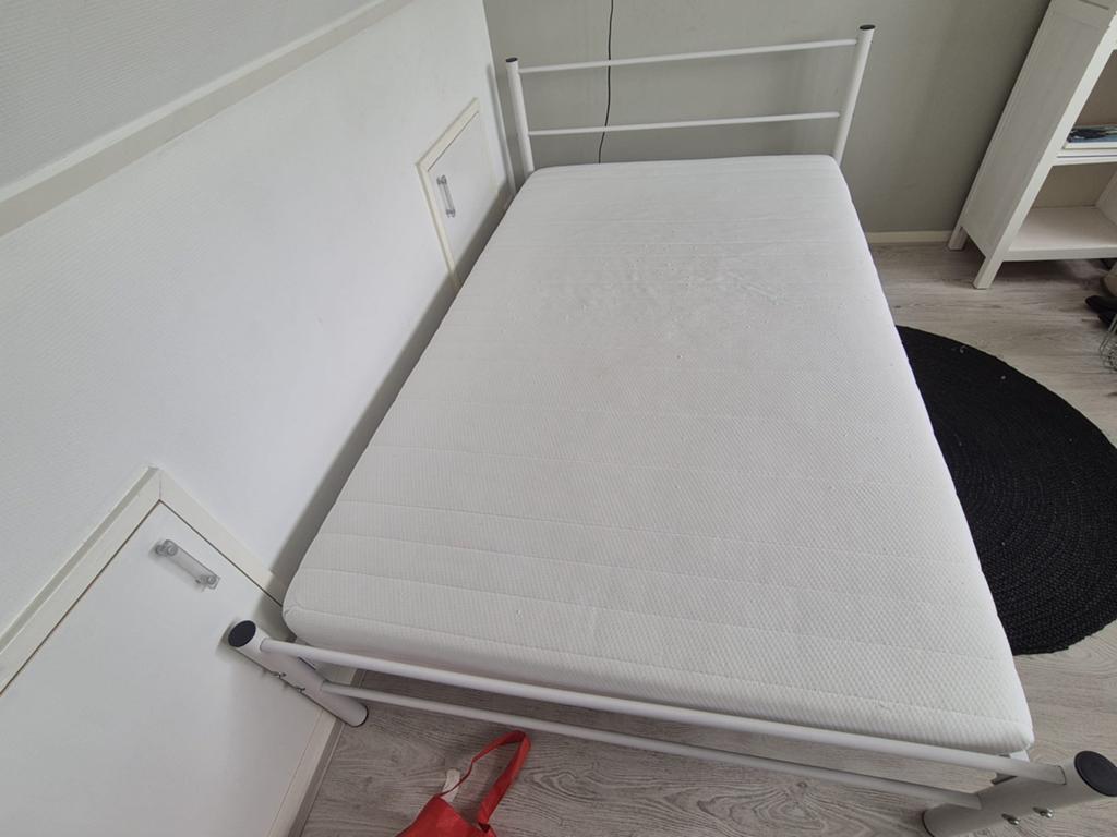 IKEA bed 125x200 cm, Huis en Inrichting, Slaapkamer | Bedden, Ophalen, Gebruikt, Wit, 200 cm
