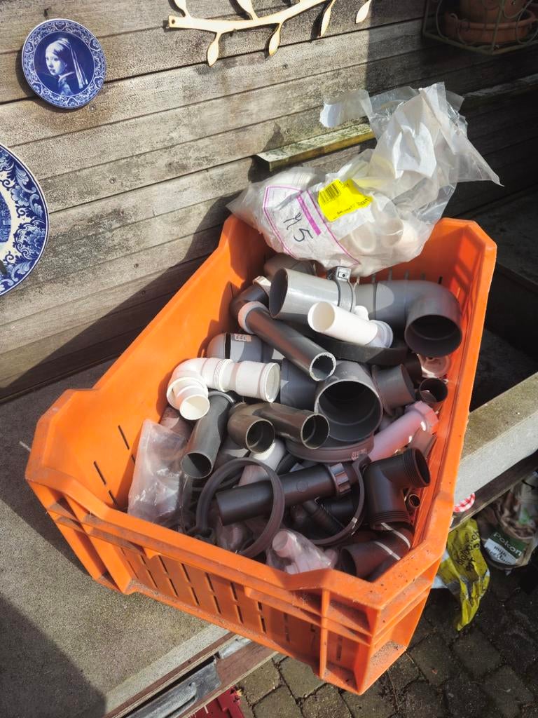 Kist met diverse PVC riool hulpstukken 32mm en 80mm, Ophalen