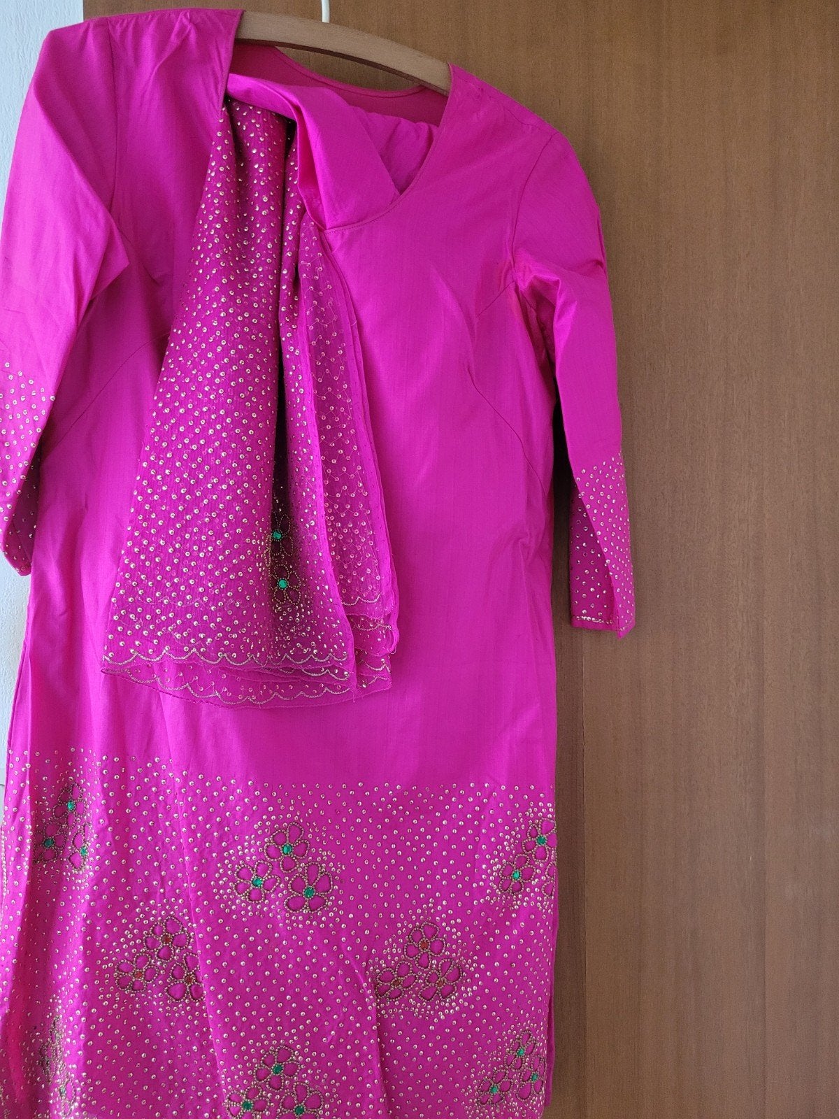 Roze Indiase Salwar Kameez met borduursels, Maat 38/40 (M), Ophalen of Verzenden, Roze, Onder de knie