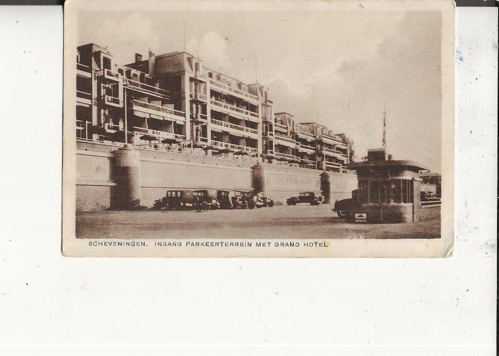 Scheveningen Parkeerterrein met Grand Hotel, Ophalen of Verzenden, 1920 tot 1940, Gelopen, Zuid-Holland