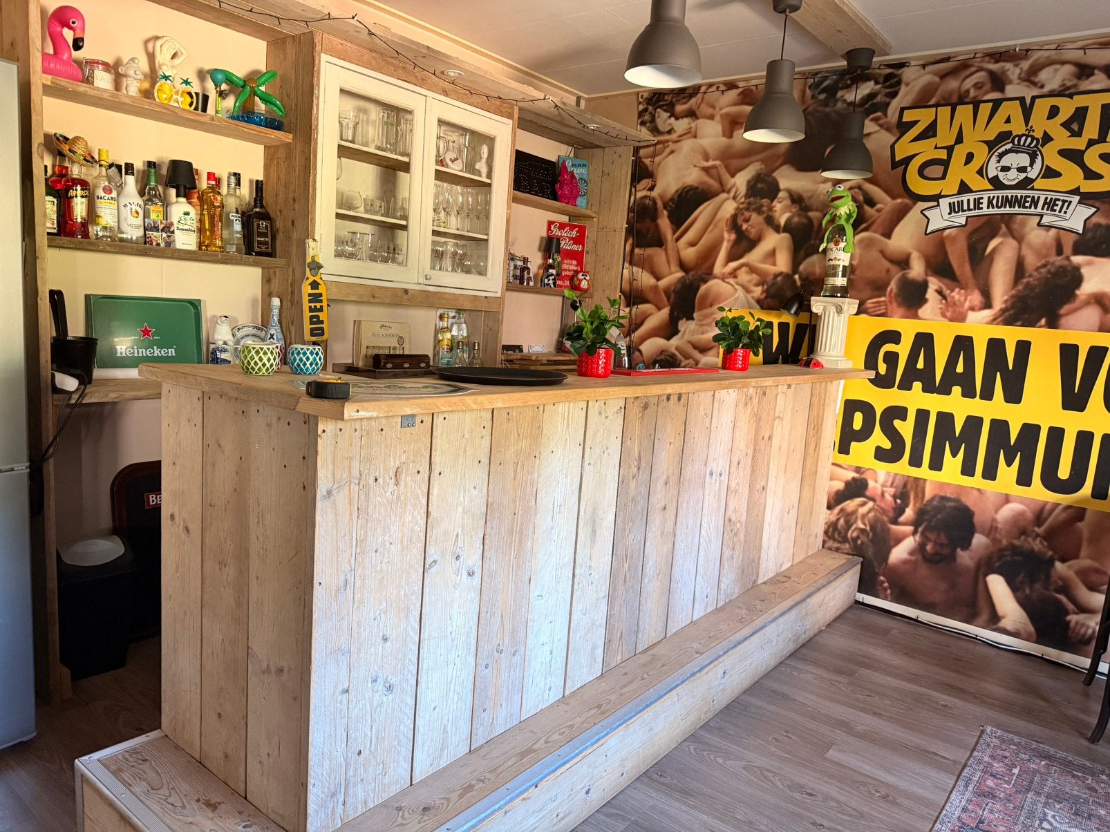 Grote steigerhouten bar met achterwand en “glazenkastje”, Huis en Inrichting, Barren, Ophalen, Zo goed als nieuw
