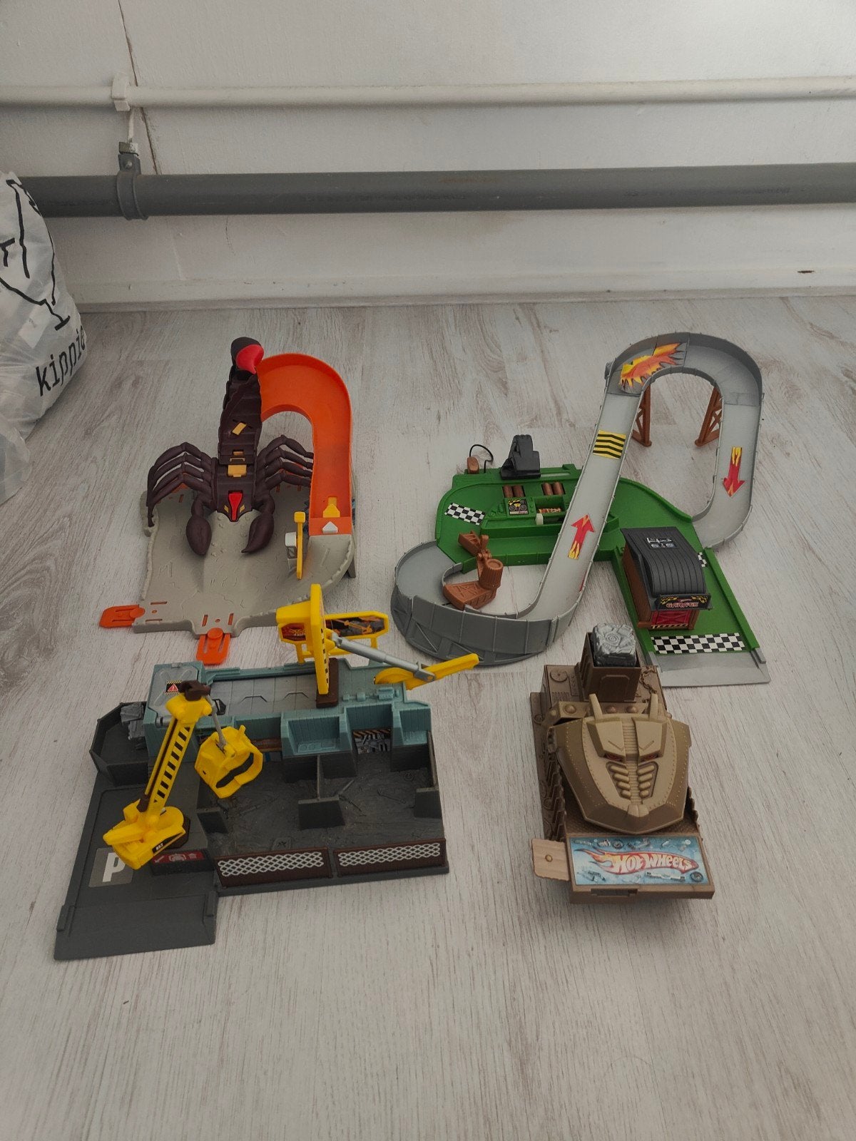 hotwheels banen verschillende sets + paar autootjes, Ophalen, Racebaan, Zelf te bouwen, Zo goed als nieuw