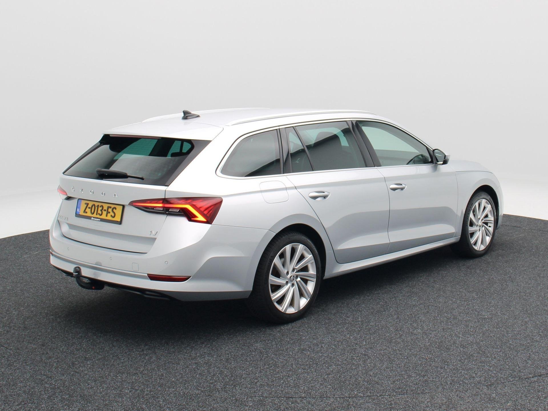 Skoda Octavia Combi 1.4 TSi iV 204 Pk PHEV Business Edition, Auto's, Dealer onderhouden, Stof, Gebruikt, Plug-in hybride