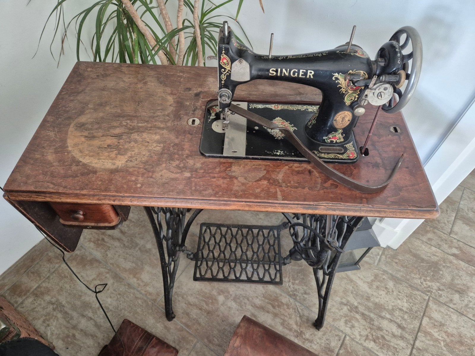 Antieke Singer Naaimachine met Houten Tafel en Onderstel, Ophalen