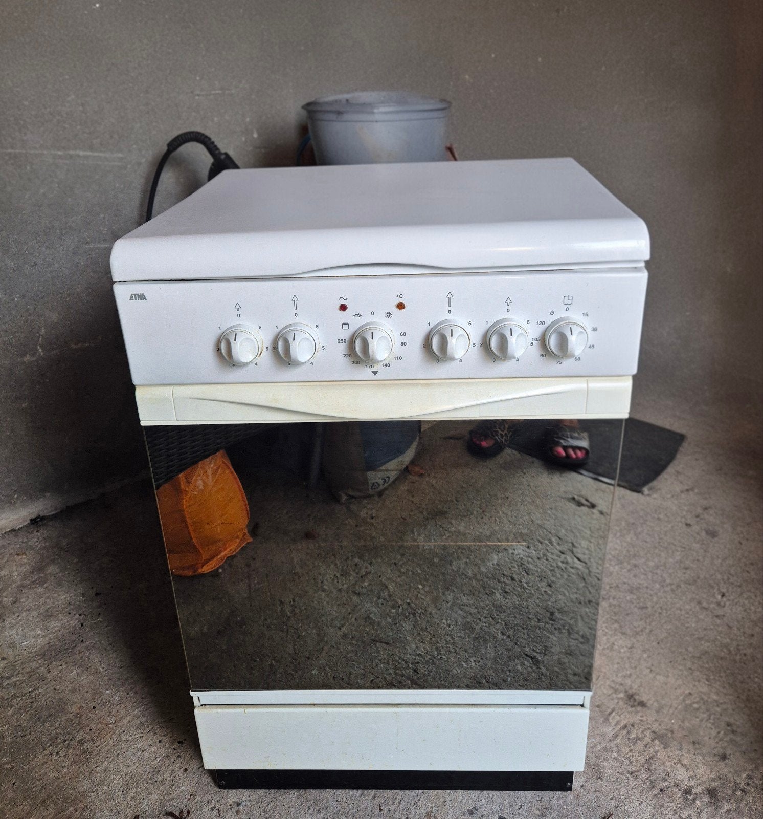 Goedwerkende elektrisch fornuis 4 pits 2 fase, Witgoed en Apparatuur, Ophalen, Gebruikt, 4 kookzones, 85 tot 90 cm