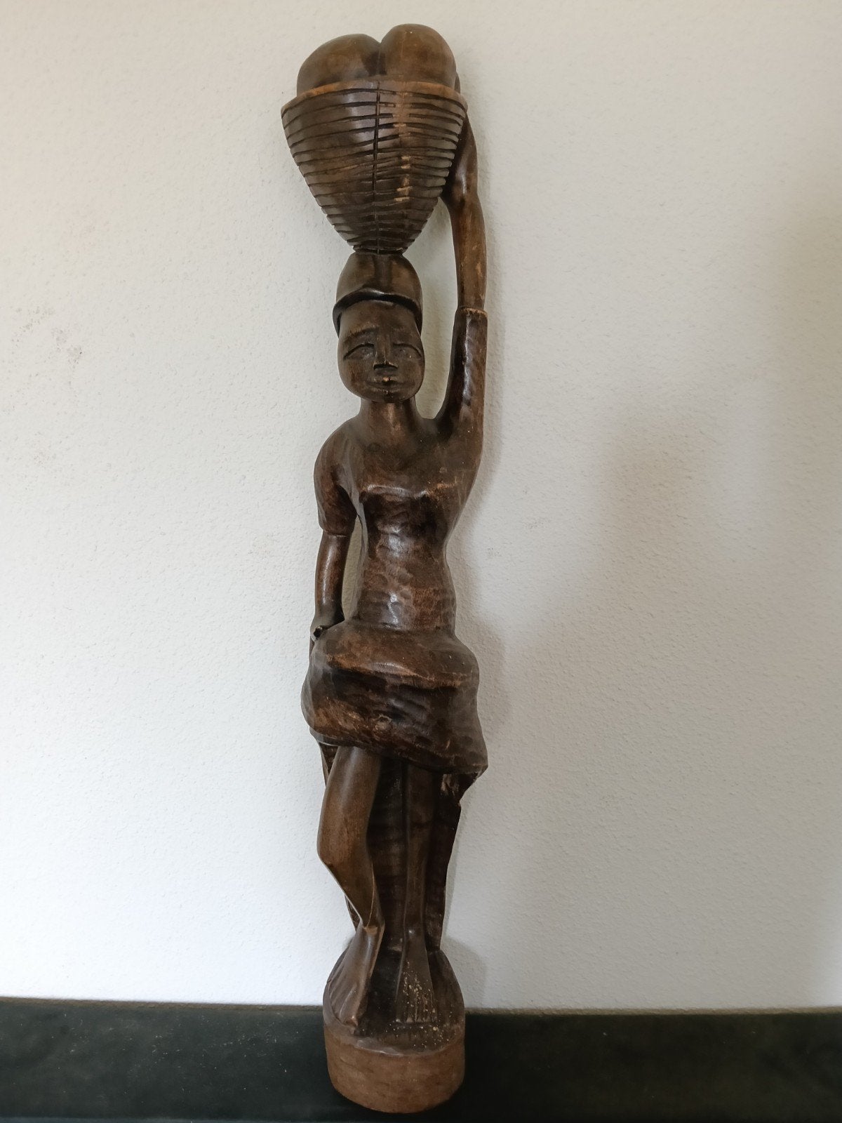 Houten sculptuur van vrouw met mand op hoofd, Handgemaakt, Beeld, Hout, Bruin
