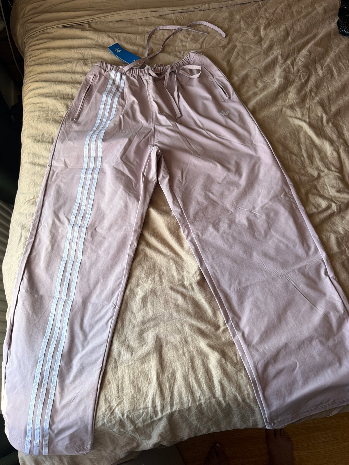 Adidas Ribbon Pant - Nieuw met kaartjes, Maat 38/40 (M), Paars, Nieuw, Ophalen of Verzenden