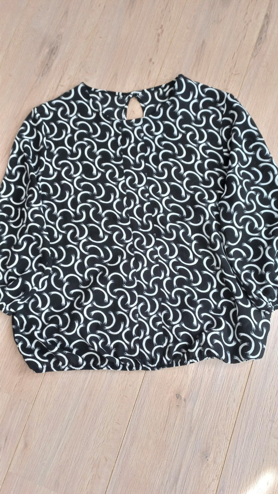 Zwart-witte blouse met print - Maat M, Ophalen of Verzenden, Zo goed als nieuw, Maat 38/40 (M), Zwart