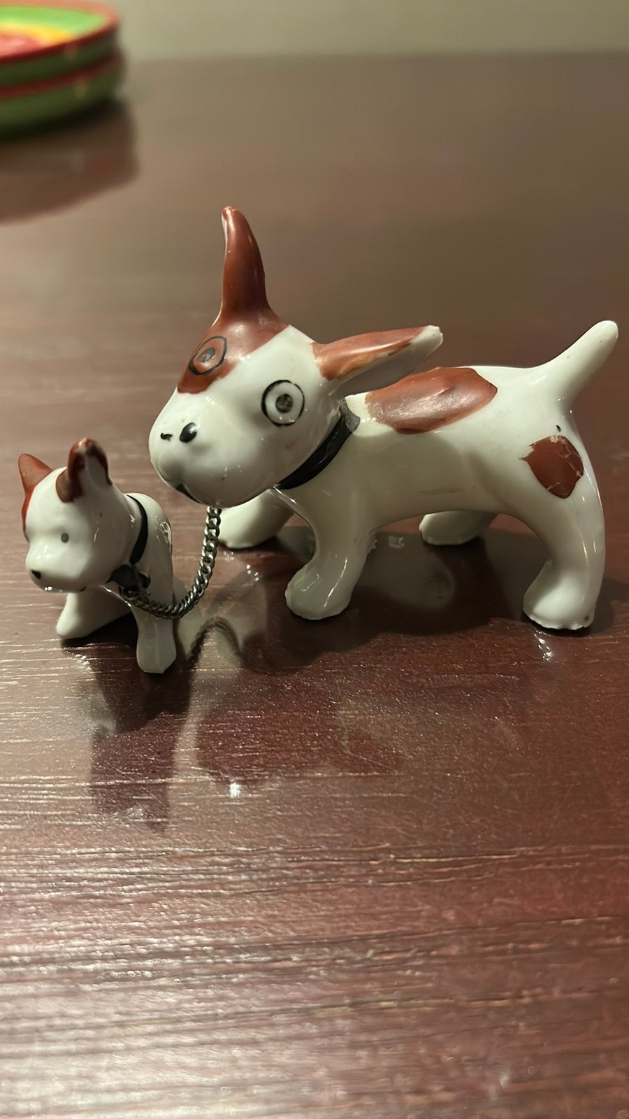 Vintage hondenbeeldje bull dog terriër met pup aan ketting, Verzamelen, Beelden en Beeldjes, Ophalen of Verzenden, Gebruikt, Dier