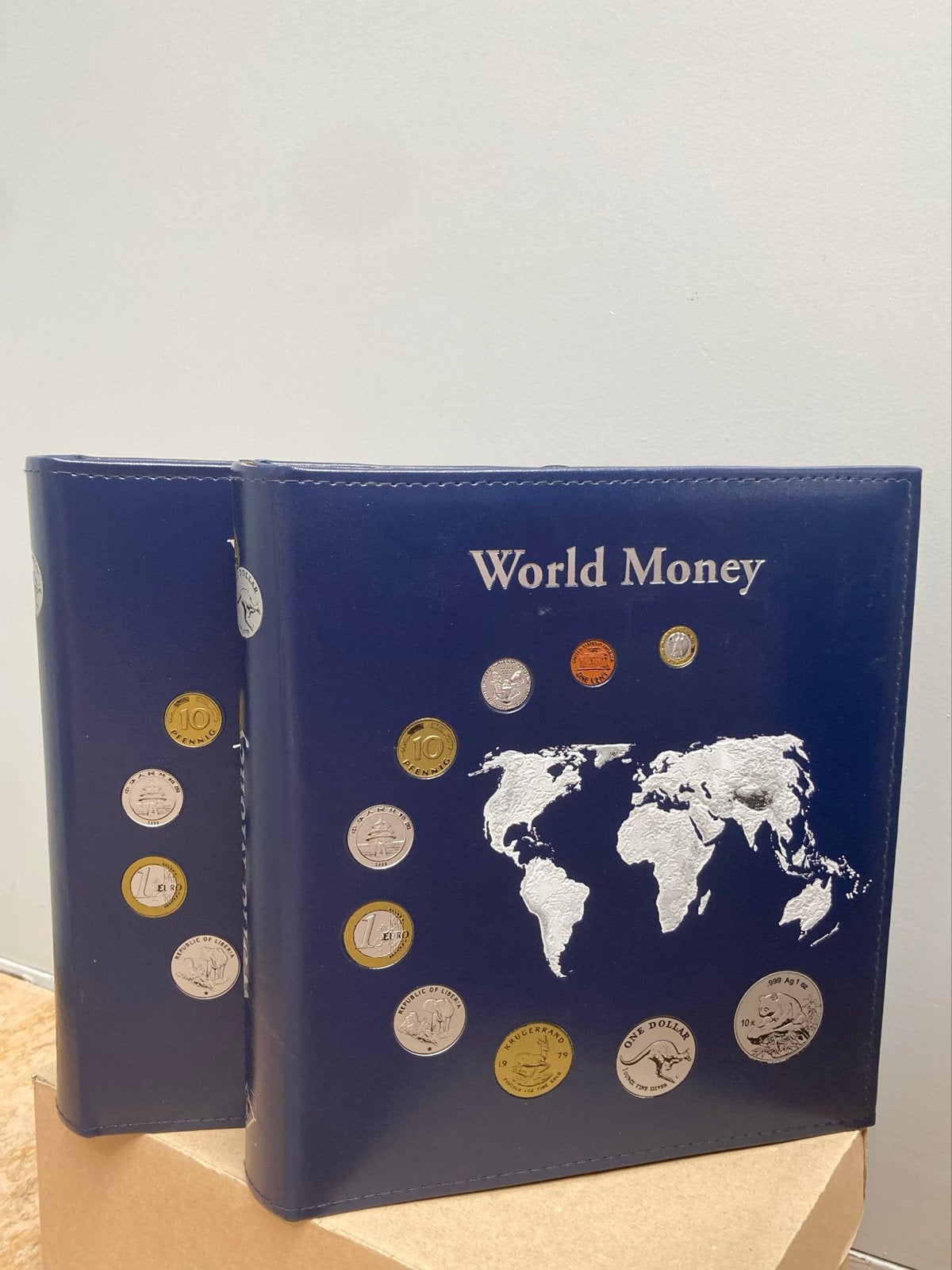2 Leuchtturm World of Money Albums voor 2 euromunten, Ophalen of Verzenden, Verzamelmap